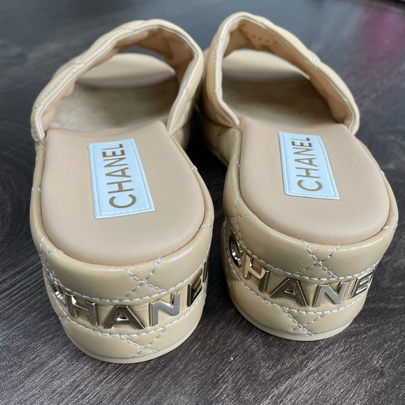 Chanel 2023 Interlocking CC Logo Beige Lambskin Leather Mule Slip On Sandals - Picture 3 of 8
